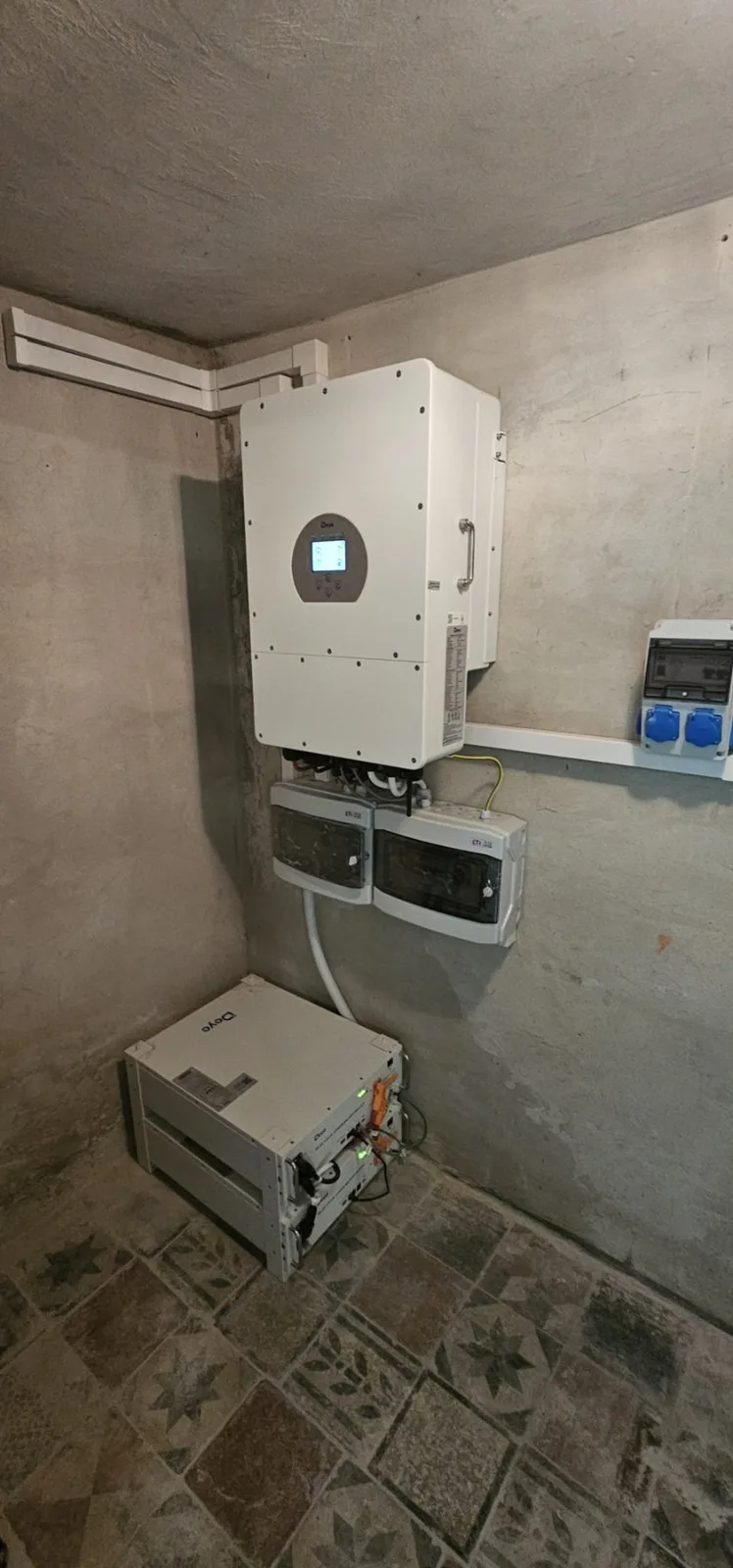 Deye hibrid inverter és akkumulátor – saját telepítésünk