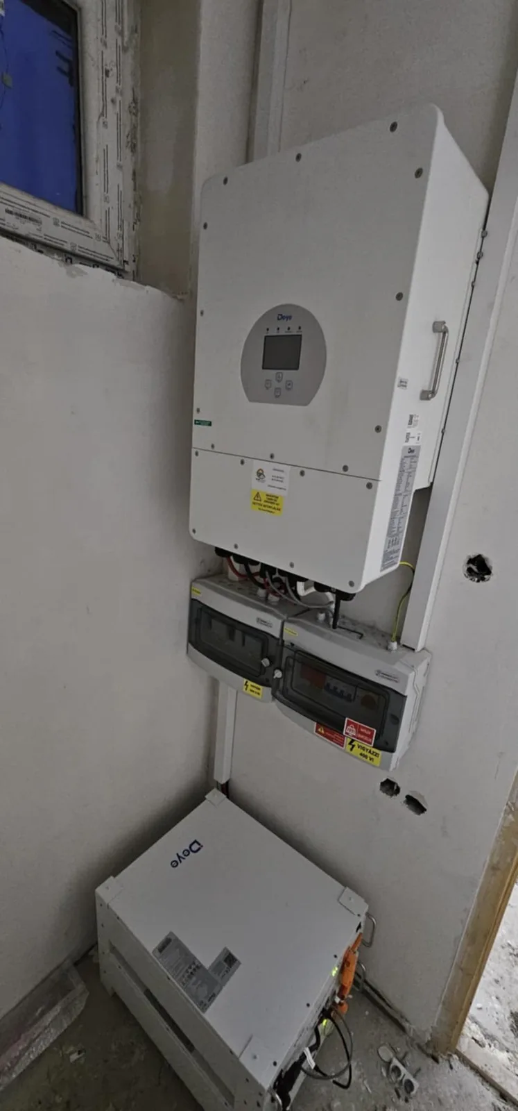 Deye hibrid inverter és akkumulátor – saját telepítésünk