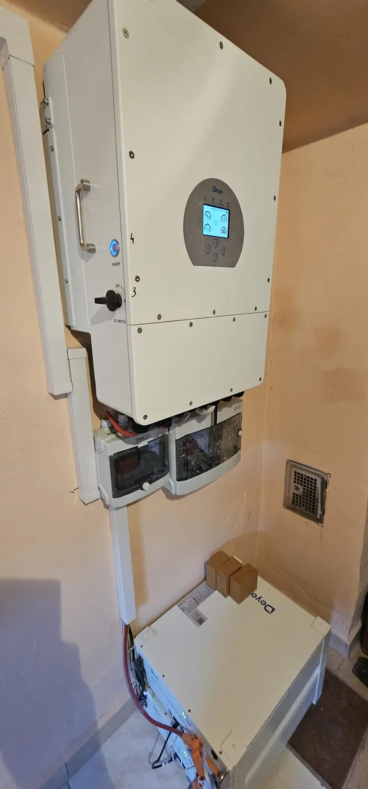 Deye hibrid inverter és akkumulátor – saját telepítésünk