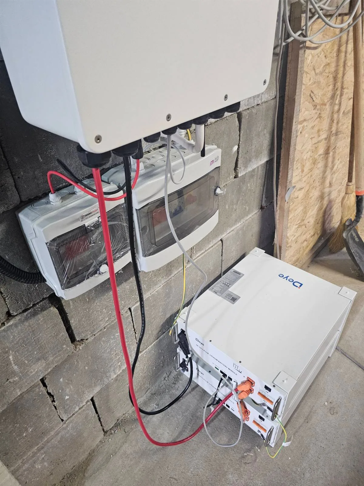 Deye hibrid inverter és akkumulátor – saját telepítésünk