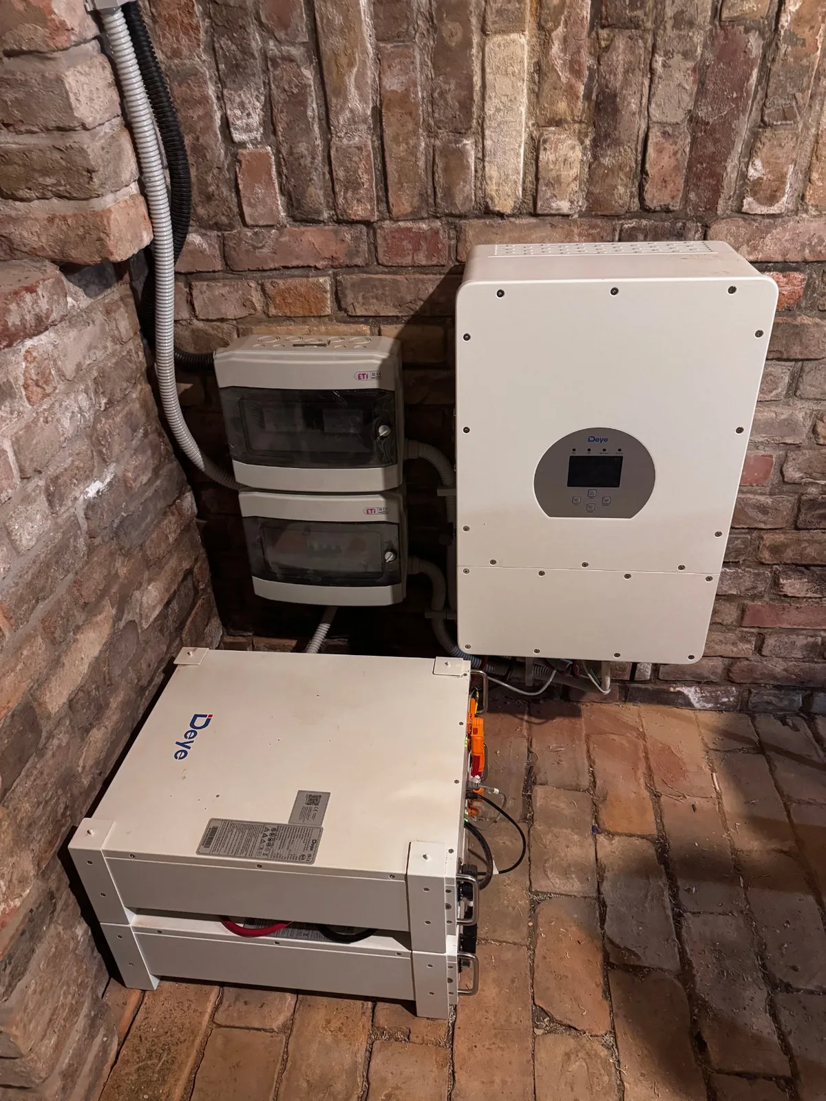 Deye hibrid inverter és akkumulátor – saját telepítésünk