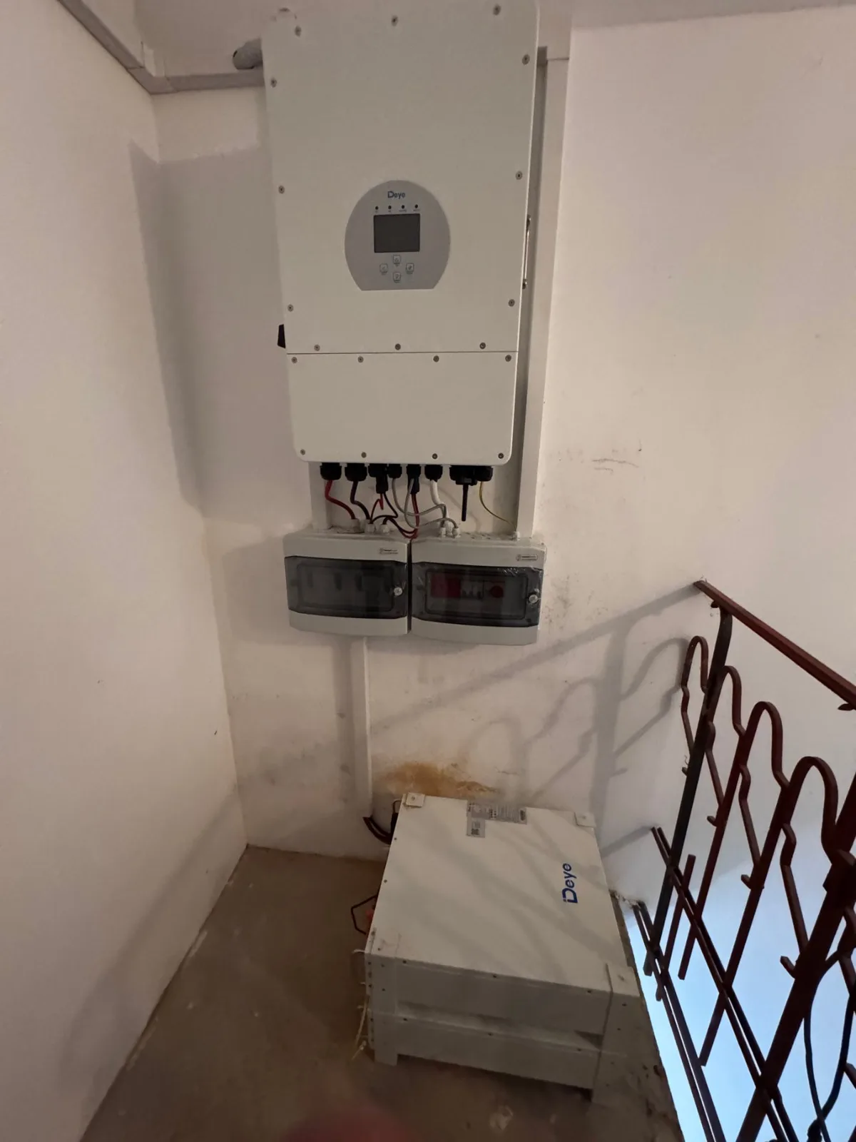 Deye hibrid inverter és akkumulátor – saját telepítésünk