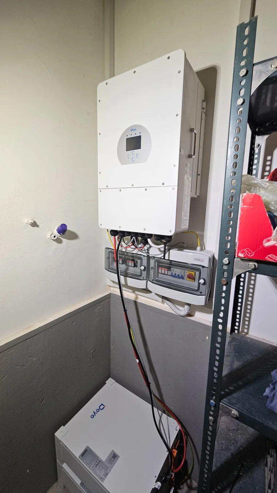 Deye hibrid inverter és akkumulátor – saját telepítésünk