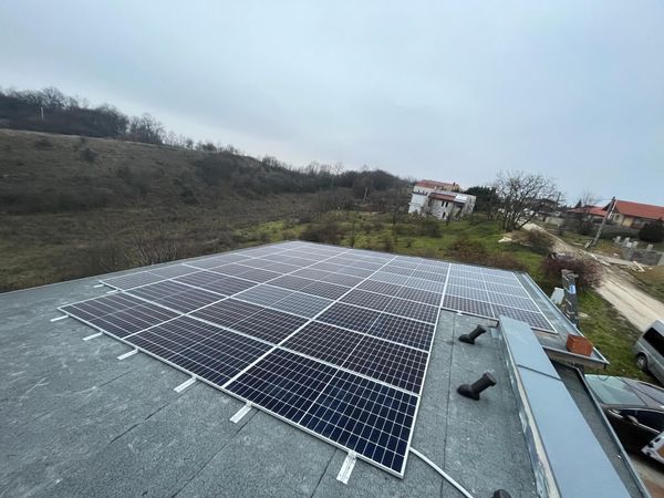 Napelem panelek a tetőn Piliscsabán